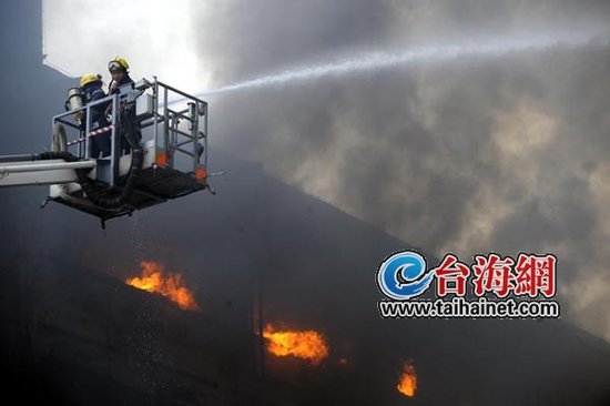 集美环珠路:际诺思厂房着起冲天大火(图)