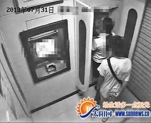 嫌疑人张某接近受害者。警方供图